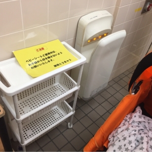 東急ストア 鎌倉店(5F 多目的トイレ内)のオムツ替え台情報 画像3