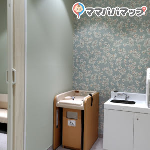 給湯、オムツ替え台 授乳室はアコーディオンカーテン