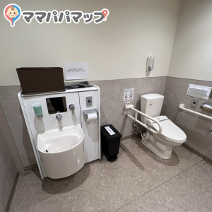 多目的トイレにおむつを捨てる用の袋が設置されていました