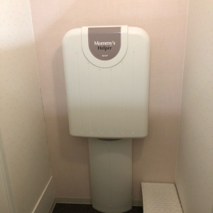 おむつ替えシート。ゴミ箱は無しです。