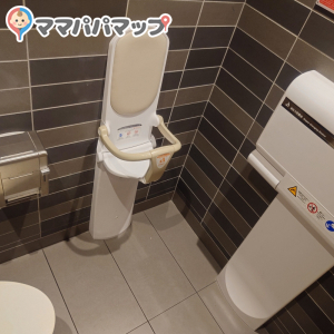 女子トイレの中にもおむつ替えシート、ベビーチェアあります