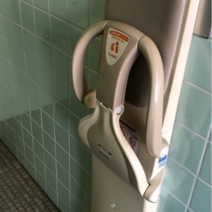 新宿交通公園(事務所横　誰でもトイレ)のオムツ替え台情報 画像1