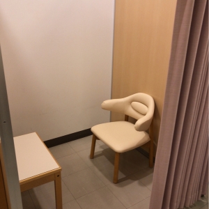 授乳室　ベビーカーはきつめですが入れます