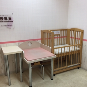 ベビーベッドとオムツ換えスペース