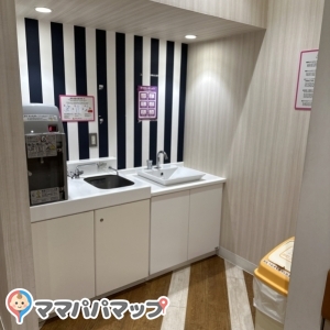 イオンモール幕張新都心(3F 立体駐車場専門店入口付近)の授乳室・オムツ替え台情報 画像16