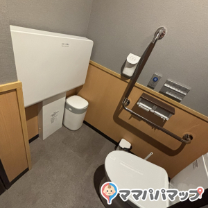 個室トイレ内にあるため狭めではありますが、オムツ用ゴミ箱も用意してくださっているのでありがたいです。