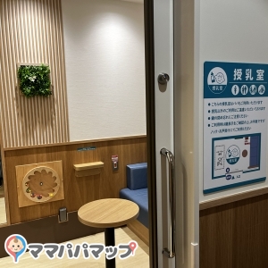 壁におもちゃがついてる、パパも入れる大きな授乳室が1室のみ