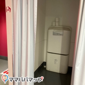 メインスタンドのおむつ台外観。照明は立ち入ると点灯します