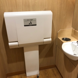 オムツ台が設置されています。