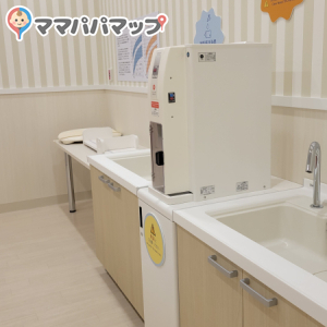 ピアドゥ（Pia Do）(2階キャンドゥとオムツ売場の間にある。ママと赤ちゃんのみの授乳室(個室)は3部屋、パパも入れる授乳室(個室)は2部屋あり。オムツ替え台の他に着替え台ベビーカー置き場もある。給湯器もあり。)の授乳室・オムツ替え台情報 画像7