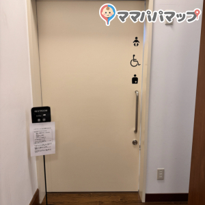 靴を脱いで入館します。