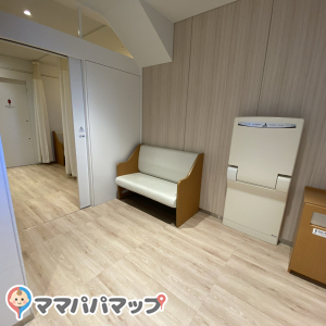 授乳室前の赤ちゃん休憩室はソファが2台、オムツ替え台が1台です。