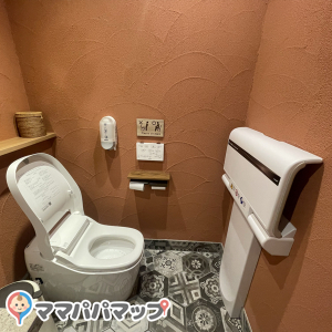 男女共に使えるトイレ内にオムツ替えシートがありました。