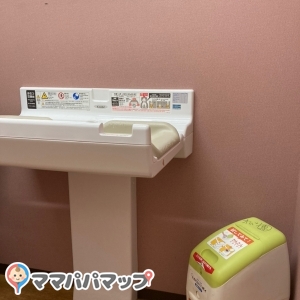 オムツ替え台とゴミ箱