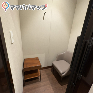 丸の内仲通り側の入り口からB1テナント行きのエスカレーターを降りて目指すと少し遠回りですが、東京會舘とテナントが自動ドアで繋がっています。とても綺麗で必要なものも揃っています。授乳用個室は1つのみ。週末の午前中に利用しましたが、空いています。近くに東京會舘の方が立っていて、親切に案内をしていただきました。