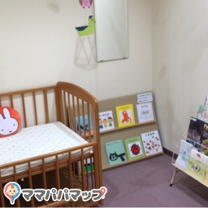 東近江市立　八日市図書館の授乳室・おむつ替え台の写真(1枚目)
