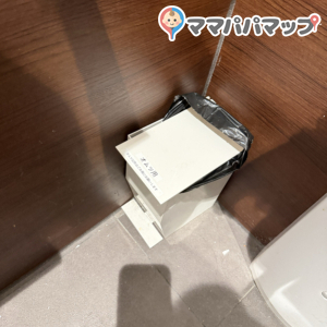 コメダ珈琲　新宿三丁目店(2F)の授乳室・おむつ替え台の写真(3枚目)