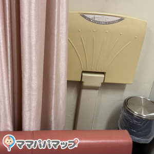 使いにくそうな場所にオムツ台がありました