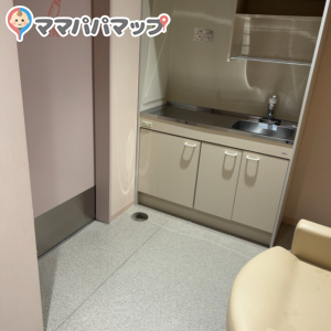 調乳用のお湯はないですが、お湯の出る水道があります