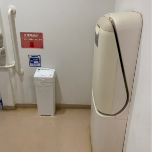 多目的トイレ内に折りたたみオムツ台が一台あります。