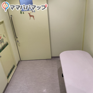 多目的トイレの中の台に座って授乳できました