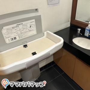 ココス 横浜阪東橋店のオムツ替え台情報 画像3