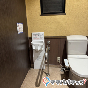 チェアのあるトイレ内も広くベビーカーも入れようと思えば入れられそうです。扉側に設置されていないところが嬉しいです。