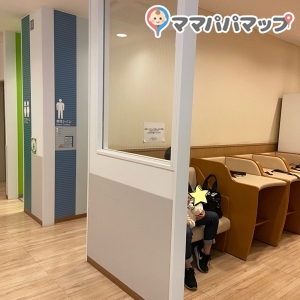 アルパーク北棟2階　フタバ図書近く(2F)の授乳室・おむつ替え台の写真(1枚目)