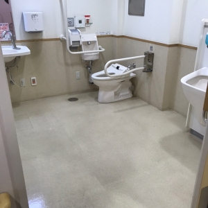 とても広く、大型ベビーカーでも楽々入れます。