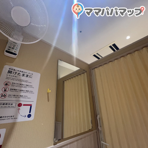 授乳室が個室で扇風機もあり綺麗！！暑い日だったので心配だったのですが個室全てに扇風機も付いてて安心でした。平日だったこともありすちていて使いやすかったです。キッズスペースと間違って少し探しました(笑)