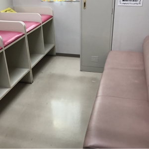 カーテンをあけるとソファ1つとオムツ替えベットが4つ。