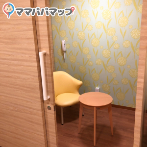 2階授乳室　個室２つあり