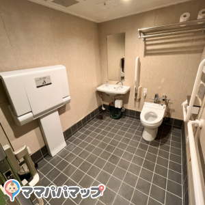 広い多目的トイレにおむつ交換台があります