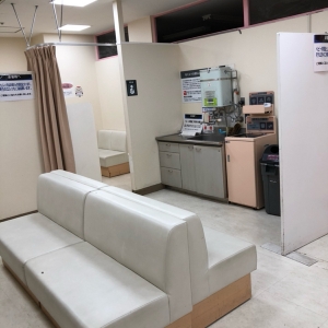 休憩室内にベンチ