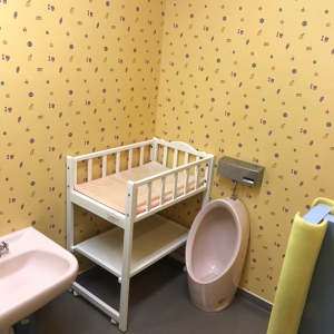 キッズトイレの中にオムツ台があります。