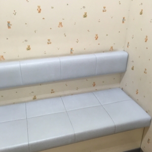 ベンチタイプの椅子で、広い感じ