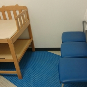 使用時は入口に授乳中の札を掛けて、ロックする様に書いてありました。