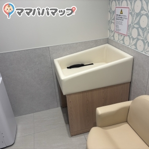 香椎いーなテラス　スケッチャーズアウトレット奥の授乳室・オムツ替え台情報 画像4