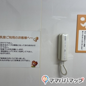 2階改札口、窓口案内の係員さんへ声をかければ電車利用者でなくても利用できます。大きなベビーカーでも楽々入れるくらい広いお部屋でした。
