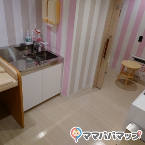 オムツ替えと体重計完備、ミルク作るお湯もあります。