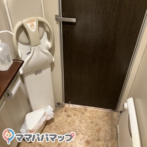 女性トイレ個室に椅子と着替え台