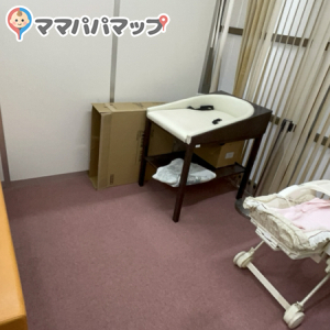 中の部屋は広くて、広いベンチとオムツ代がありました！