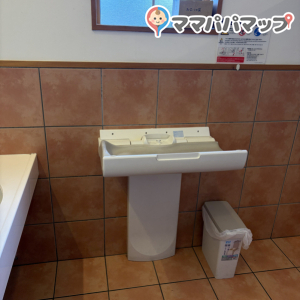 コメダ珈琲店 千葉ニュータウン店のオムツ替え台情報 画像2