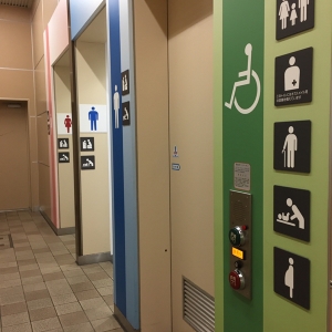 男性トイレにもオムツ替え台があるそうです。