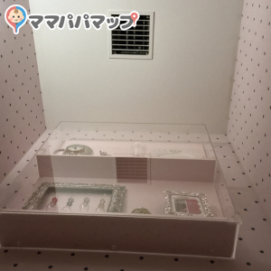 エアコン？風の吹き出し口にホコリが…入った途端、咳とくしゃみが出ました…個室内は広めですが、オムツ替え、外のスペースが狭くて、ベビーカーがあるとすれ違いが難しく感じます。