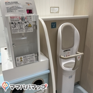 調乳用温水器とベビーチェア