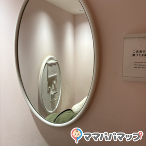 伊勢丹新宿店 6階ベビー休憩所(6階)の授乳室・おむつ替え台の写真(1枚目)