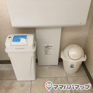 オムツ用のゴミ箱がありました。