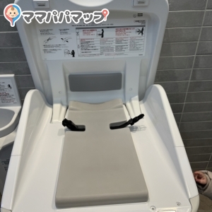 馬事公苑　野外トイレの授乳室・おむつ替え台の写真(2枚目)