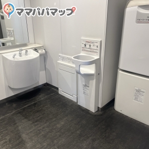 二子玉川ライズ・楽天クリムゾンハウスのりば(1F)のオムツ替え台情報 画像1